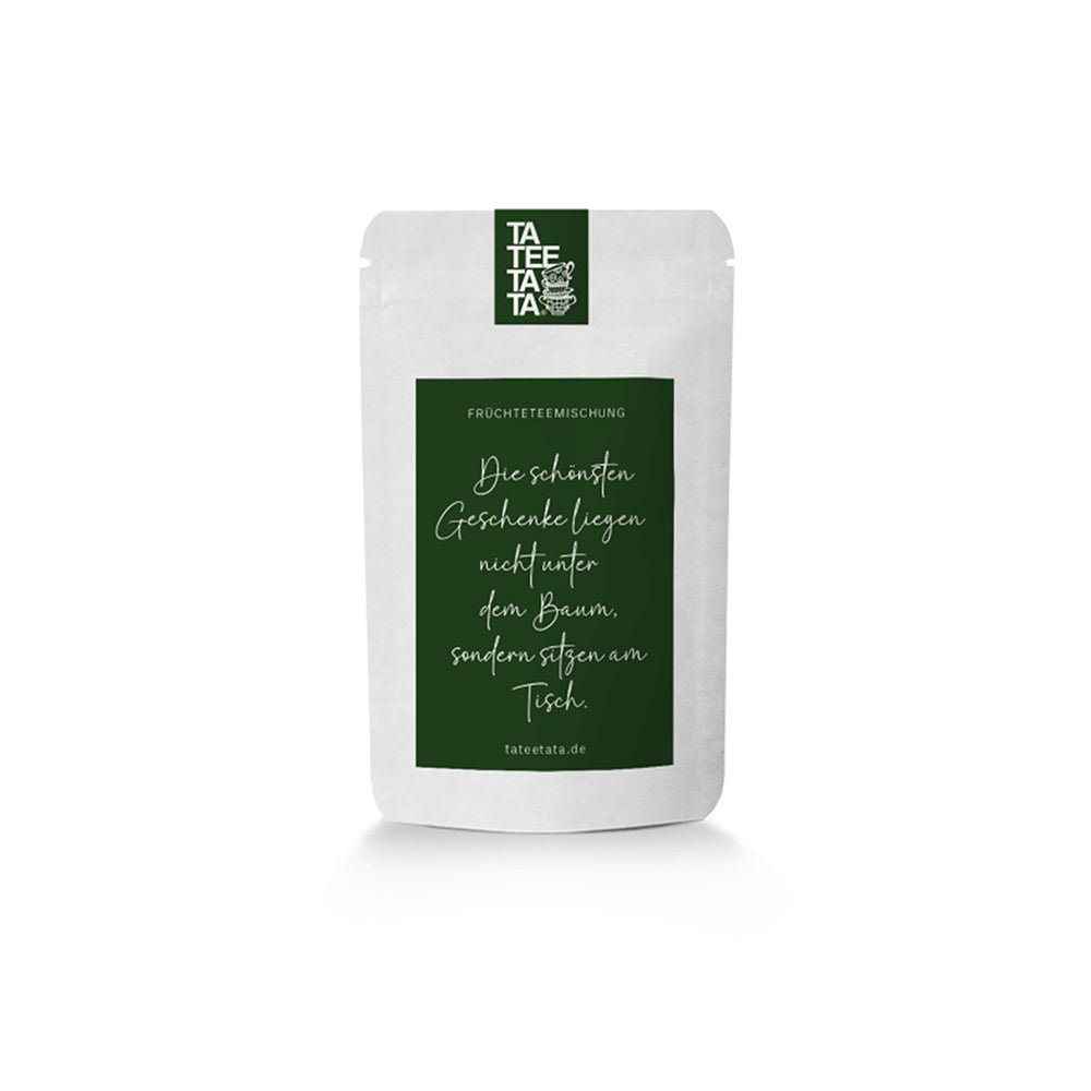 Ein Beutel Zimt-Apfel-Tee mit einem deutschen Text über Geschenke und Zeit mit der Familie.