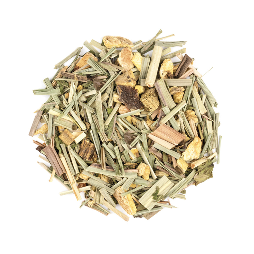Ein Haufen Kräutertee, oder eine Kräuterteemischung, die getrocknetes Zitronengras und Ingwerstücke enthält.