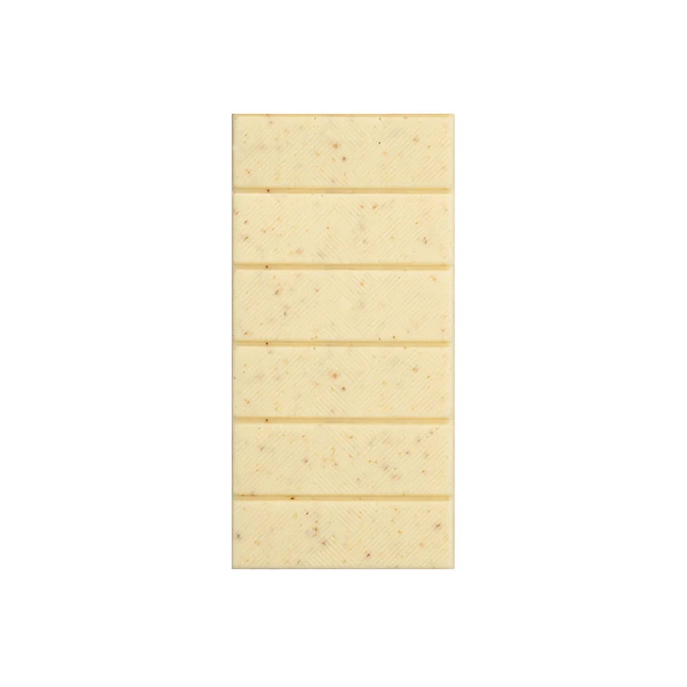 Eine in Segmente unterteilte Tafel aus weißer Schokolade mit Butterkeksstückchen.