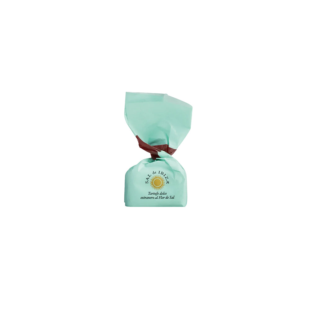 Eine verpackte Tartufi dolci Piemont-Süßigkeit von Sal de Ibiza.