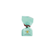 Eine verpackte Tartufi dolci Piemont-Süßigkeit von Sal de Ibiza.