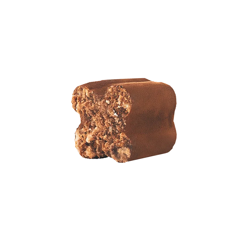 Ein im Querschnitt dargestellter Tartufi dolci-Snackriegel, umhüllt von dunkler Schokolade und mit einer strukturierten Füllung.