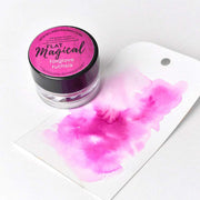 Eine kleine Dose Lindy's Stamp Gang Flat Magical foxglove fuchsia, die für ihre einzigartige Farbe und ihr hochpigmentiertes Pulver bekannt ist, steht neben einem Anhänger, der mit leuchtend rosa Wasserfarbe verziert ist.