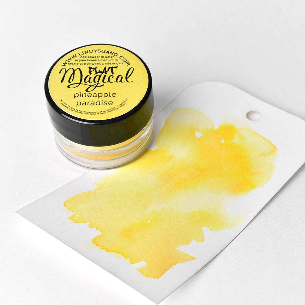 Eine Dose Lindy's Stamp Gang hochpigmentiertes Magical Powder und ein gelbes Aquarellmuster auf einem weißen Anhänger, perfekt für einzigartige Farbmischungen.