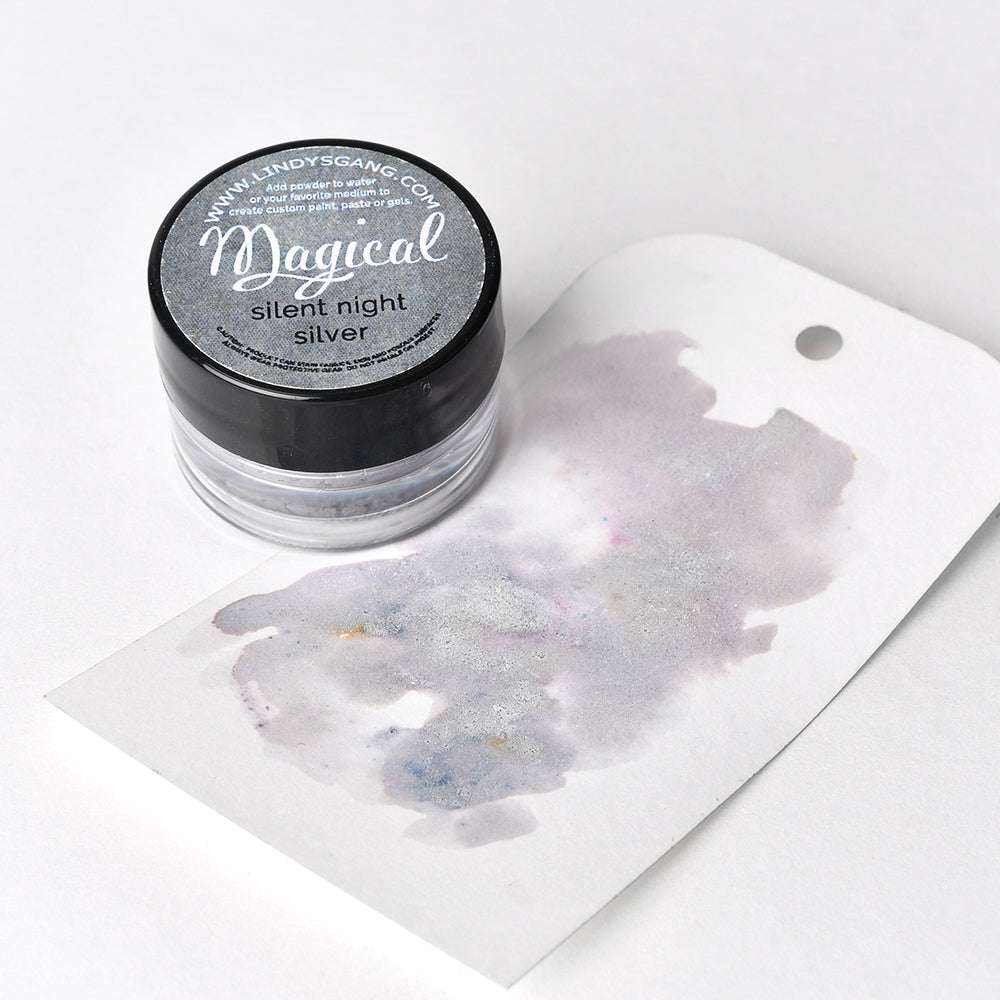Eine kleine Dose Lindy's Stamp Gang Magical Silent Night Silver High-Pigment-Pulver steht neben einem Anhänger mit einem silbernen Aquarellmuster, perfekt für kreative Farbmischungen.