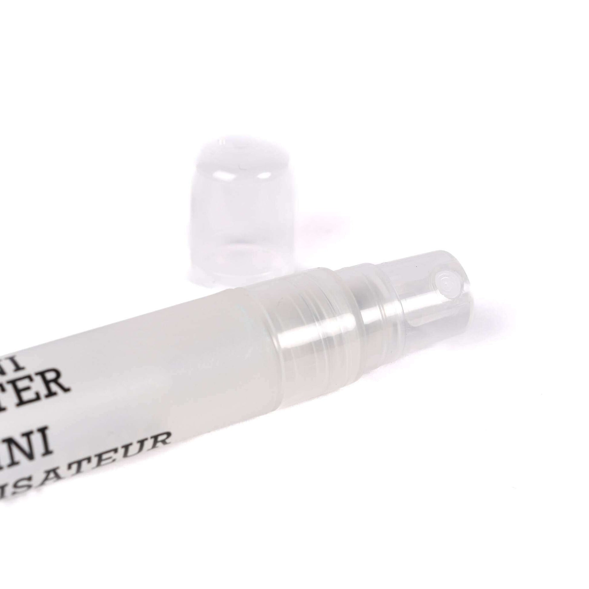 Ranger Sprühflasche aus klarem Kunststoff mit abgenommener Kappe auf weißem Hintergrund, ideal zum Auftragen von Pigmentpulver oder zum Erstellen eines mühelosen Aquarell-Effekts.