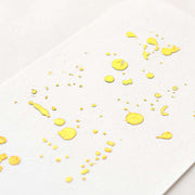 Gelbe Farbspritzer und Punkte bedecken strukturiertes weißes Papier und bieten ein edles Finish mit der Eleganz und Exklusivität von Heißfolie Gold-now von ☆.