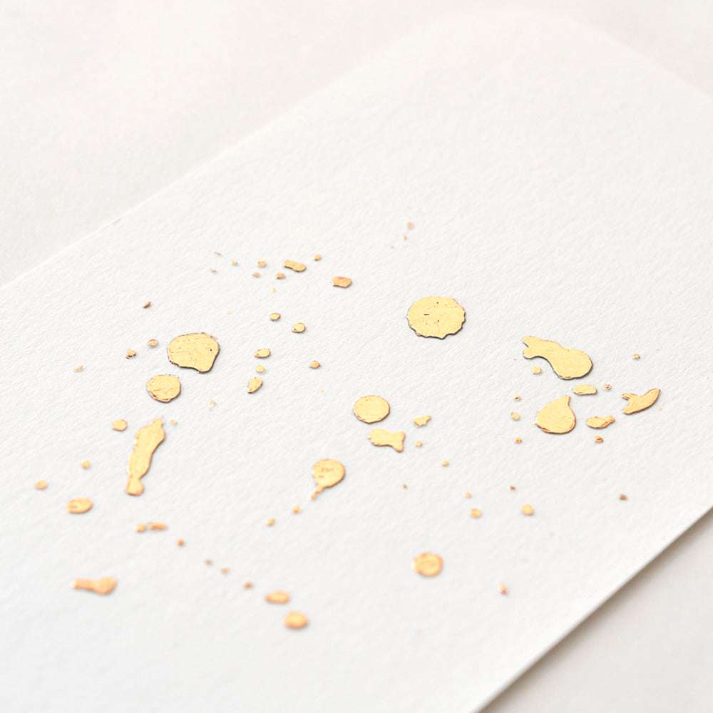 ☆ weißes Papier mit unregelmäßigen roségoldenen Metallic-Farbspritzern und -tropfen, die über die Oberfläche verstreut sind.