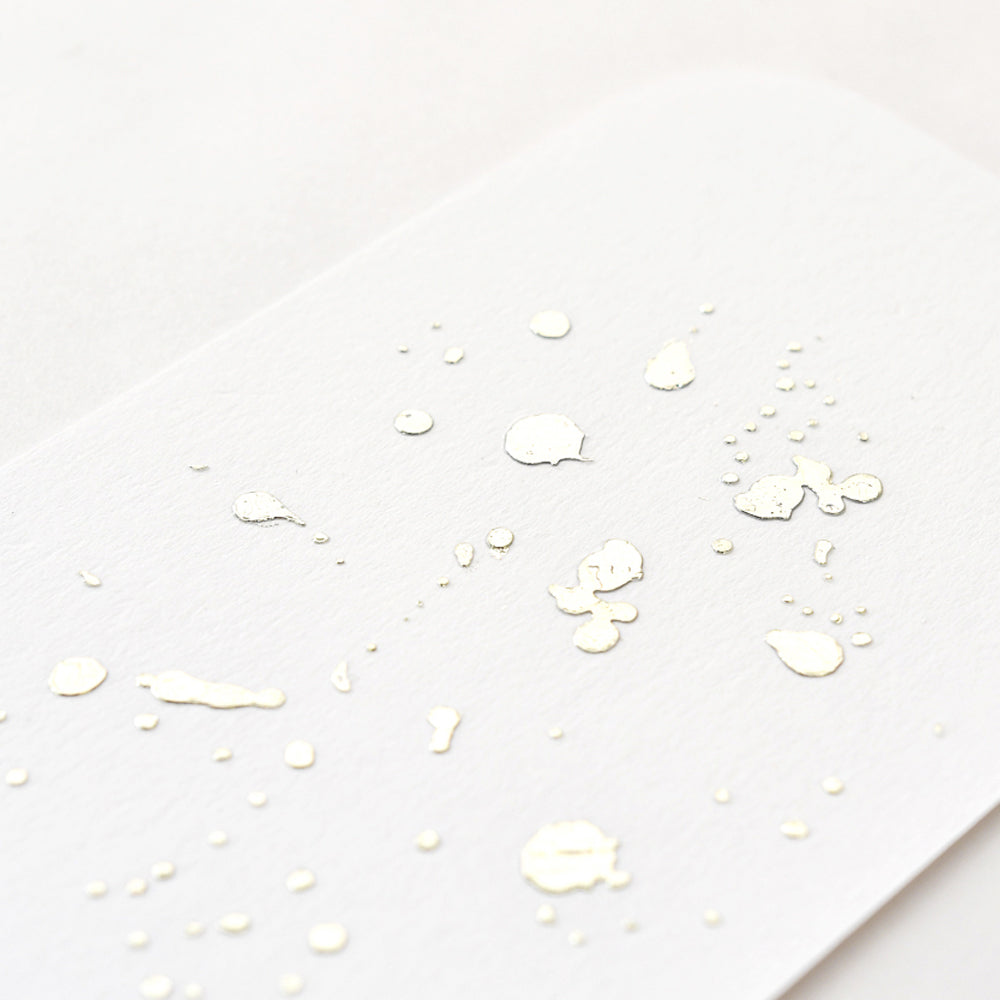 ☆ weißes strukturiertes Papier mit kleinen glänzenden, erhabenen Silberfolienpunkten und -spritzern, hergestellt mit Heißfolien-Transfer für einen einzigartigen Bastelfolien-Look.