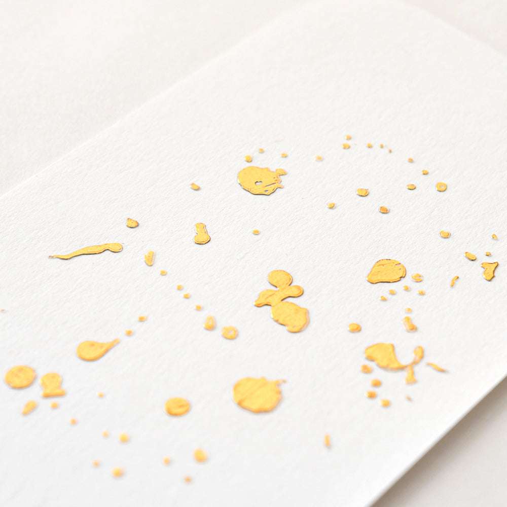 Goldene Farbspritzer auf strukturiertem weißem Papier ergeben ein abstraktes, minimalistisches Design mit einem eleganten matten Kupfer-Gold-Finish von ☆.