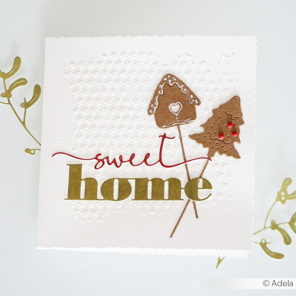 Weiße Karte von Alexandra Renke mit "sweet home"-Text, Lebkuchenhaus und Christbaumschmuck - ideal für Papierprojekte oder Ihre Lieblings-Schablonen.