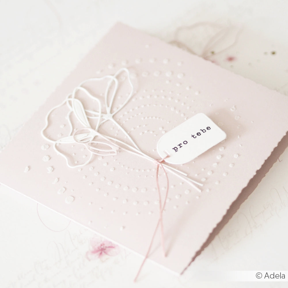 Eine zartrosa Prägekarte von Alexandra Renke mit einem weißen Blumenmuster in wiederverwendbarer Schablonentechnik und einem Anhänger mit der Aufschrift "pro tebe.