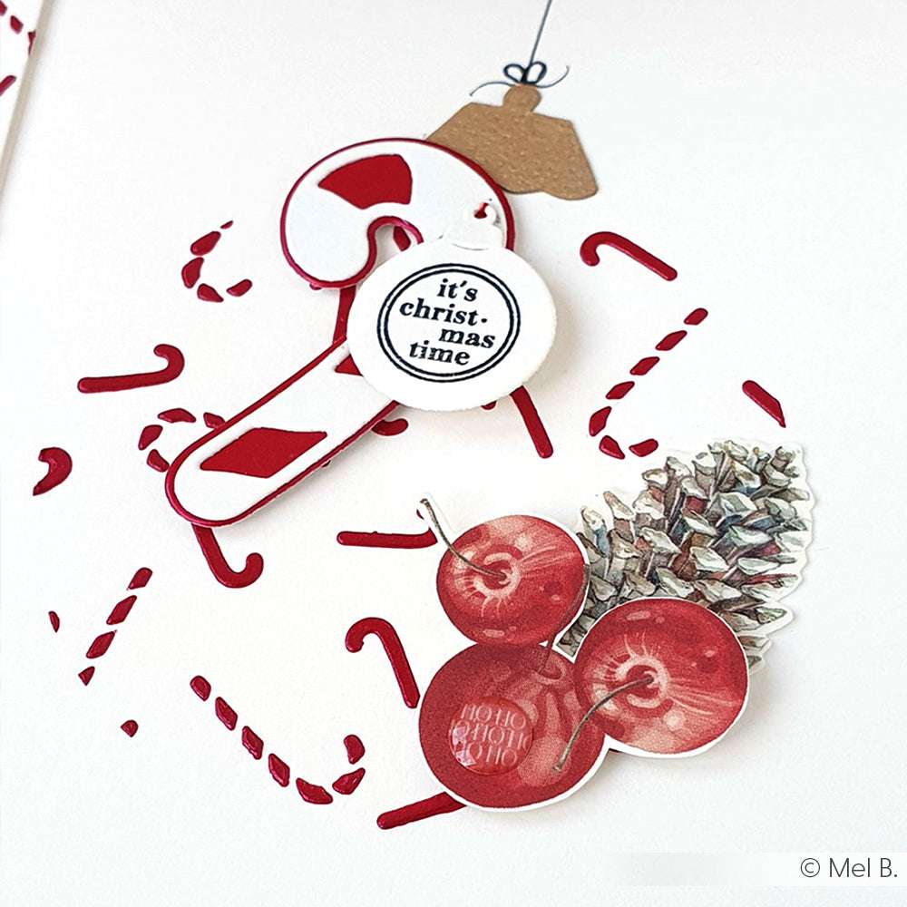Zwei festliche Sticker von Alexandra Renke: eine Zuckerstange mit der Aufschrift "It's Christmas time", inspiriert von der Schablone "Zuckerstangen Gestöber", und Kirschen mit einem Tannenzapfen - perfekt, um Ihre Kreativität zu unterstützen.