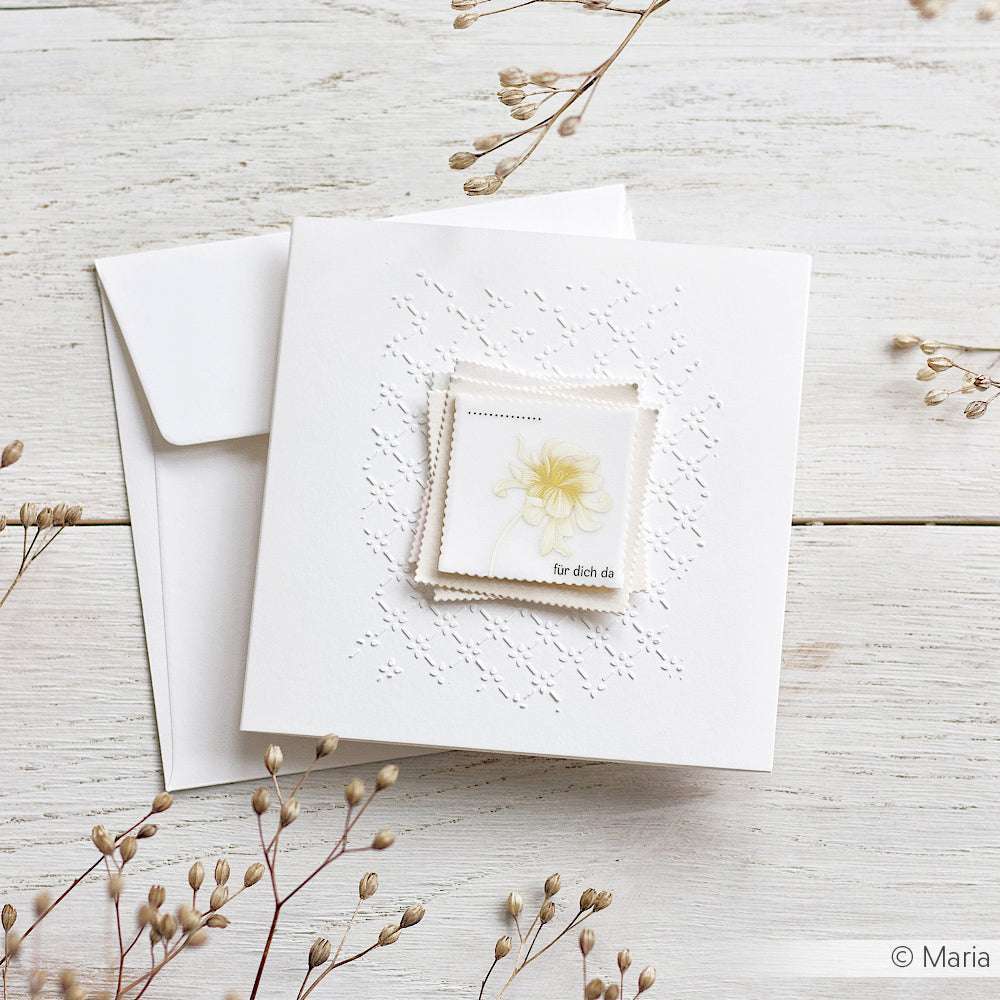 Weiße Grußkarte von Alexandra Renke mit zartem Blumenmuster, Umschlag und kleinen Trockenblumen - ideal für Schablone Papierprojekte oder zur Personalisierung mit eigenen wiederverwendbaren Stencils.