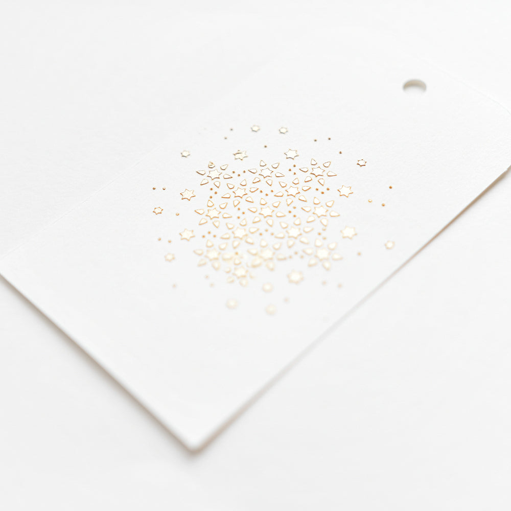 Weißer Geschenkanhänger von Alexandra Renke mit Goldfolien-Sternen und -Punkten, mit einem gestanzten Loch in der rechten oberen Ecke - ideal für festliche Papierprojekte oder zur Verwendung mit Ihren Lieblings-Schablonen und -Designs.