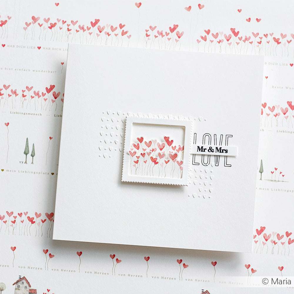 Weiße Karte mit rosafarbenen Herzblumen, dem Text LOVE und dem Etikett Mr. & Mrs. von Alexandra Renke auf passendem Papier mit Herzmotiv - ideal für Papierprojekte oder besondere Anlässe.