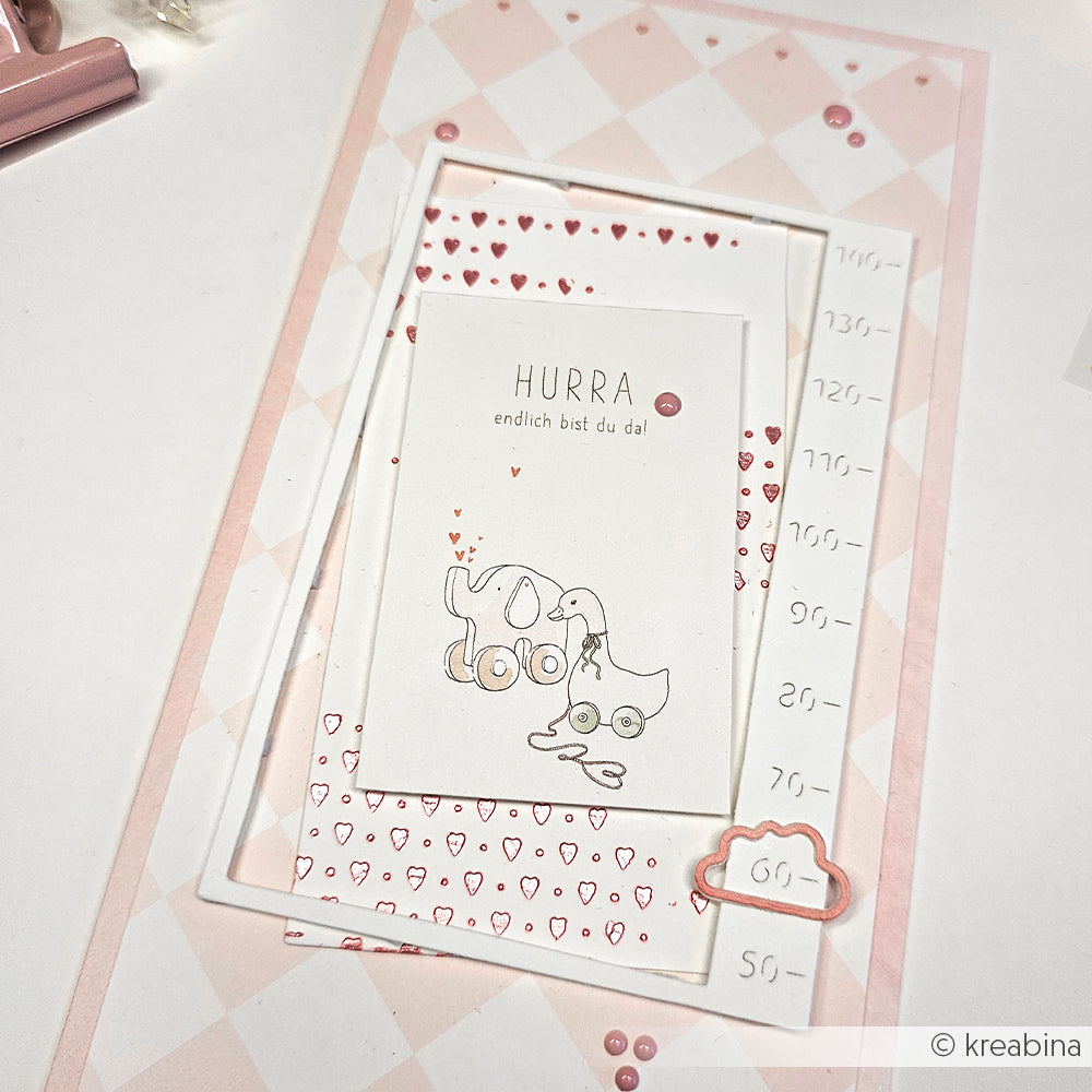 Handgefertigte Babykarte von Alexandra Renke mit niedlichen Tieren, Stencil Herz-Zeilen-Muster, deutschem Text und rosa Diamant-Hintergrund - ideal für Schablonen Papierprojekte.