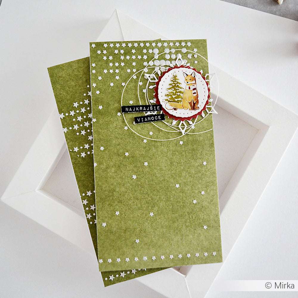 Alexandra Renke grüne Weihnachtskarte mit weißen Punkten im Stencil Sternregen Raster-Stil, mit einer kreisförmigen Fuchs- und Baum-Illustration, wiederverwendbarem Schablonen-Design und slowakischem Text "NAJKRAJSIE VIANOCE.