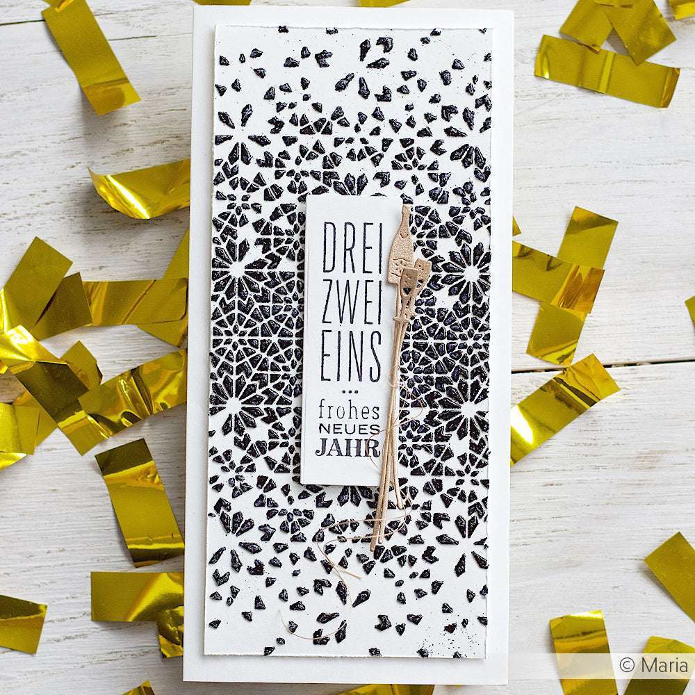 Handgefertigte Neujahrskarte von Alexandra Renke mit schwarzen Schablonenmustern, goldenem Konfetti und einem kleinen goldenen Uhrenanhänger auf weißem Grund - ideal für einzigartige Papierprojekte.