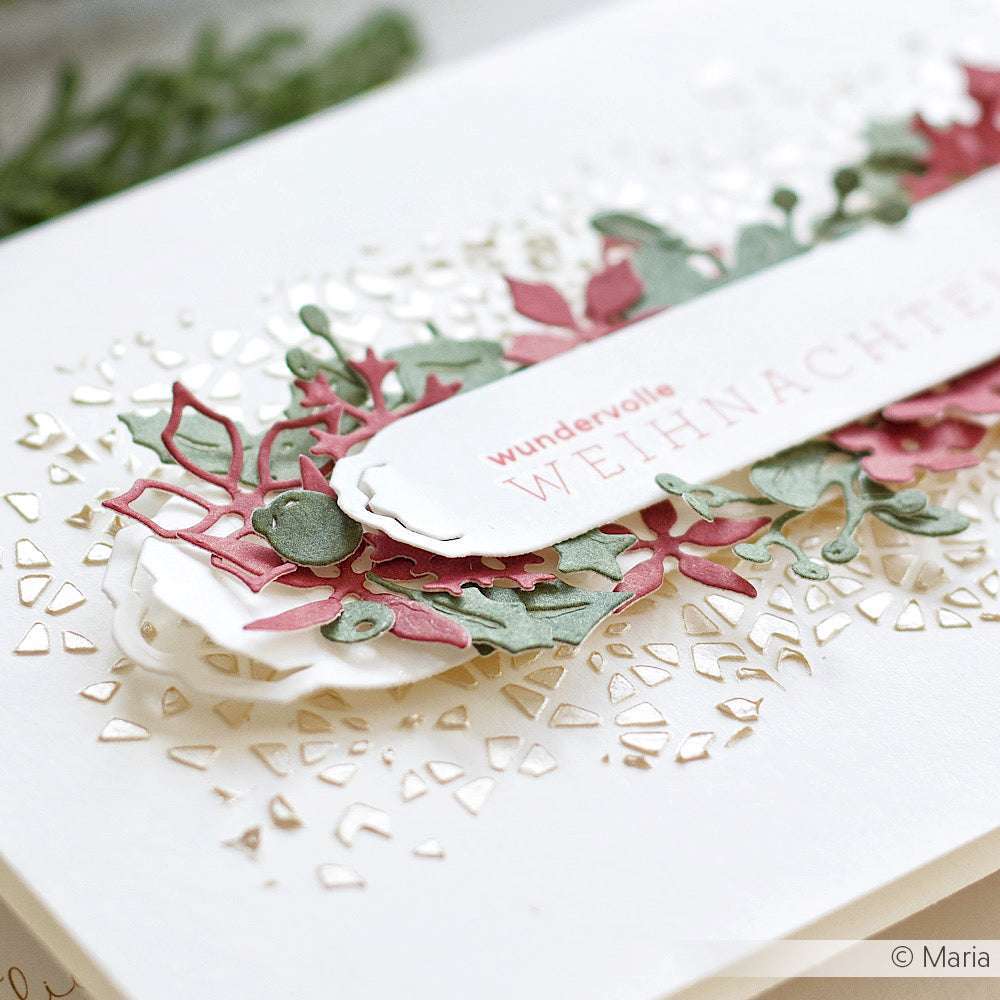 Eine Nahaufnahme einer festlichen Karte von Alexandra Renke mit Blumenausschnitten und deutschem Text, mit goldgeprägten Mustern - eine perfekte Inspiration für Papierprojekte und kreative Schablonen-Designs.