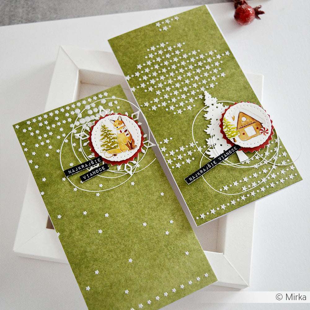 Zwei grüne handgefertigte Weihnachtskarten von Alexandra Renke mit Baum- und Hausmotiven mit weißen Sternen und kreisförmigen Details aus Schablonen Papierprojekten. Perfekt als wiederverwendbare Festtagsgrüße.