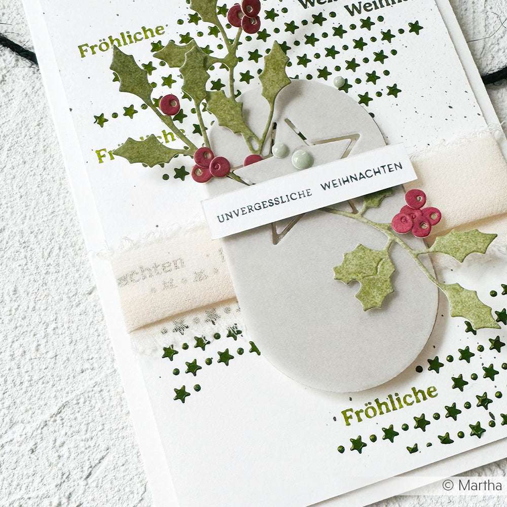 Eine handgefertigte Weihnachtskarte von Alexandra Renke mit Stechpalmen, roten Beeren, Sternen und dem Text "Unvergessliche Weihnachten", hergestellt mit Schablone Papierprojekte und einer wiederverwendbaren Schablone für einen kreativen, festlichen Touch.
