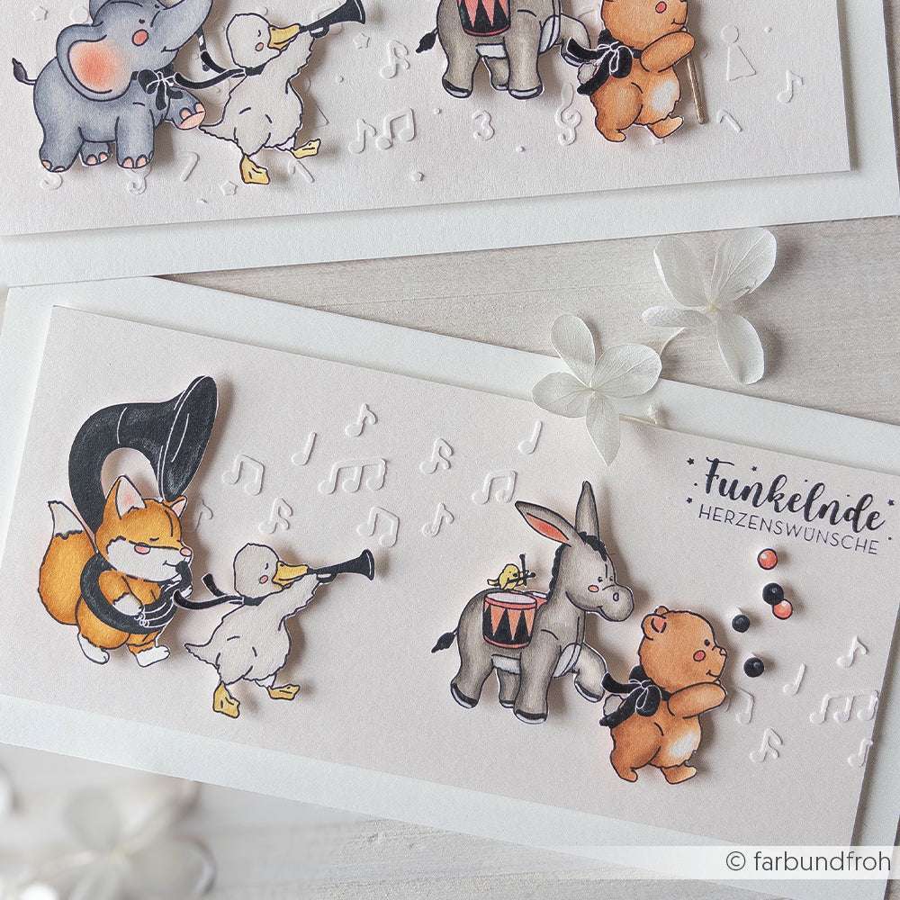 Handgefertigte Karte von Alexandra Renke mit niedlichen Tieren mit Instrumenten, Musiknoten und dem Text "Funkelnde Herzenswünsche" - ideal für Papierprojekte oder zur Verwendung mit Ihren Lieblingsschablonen.