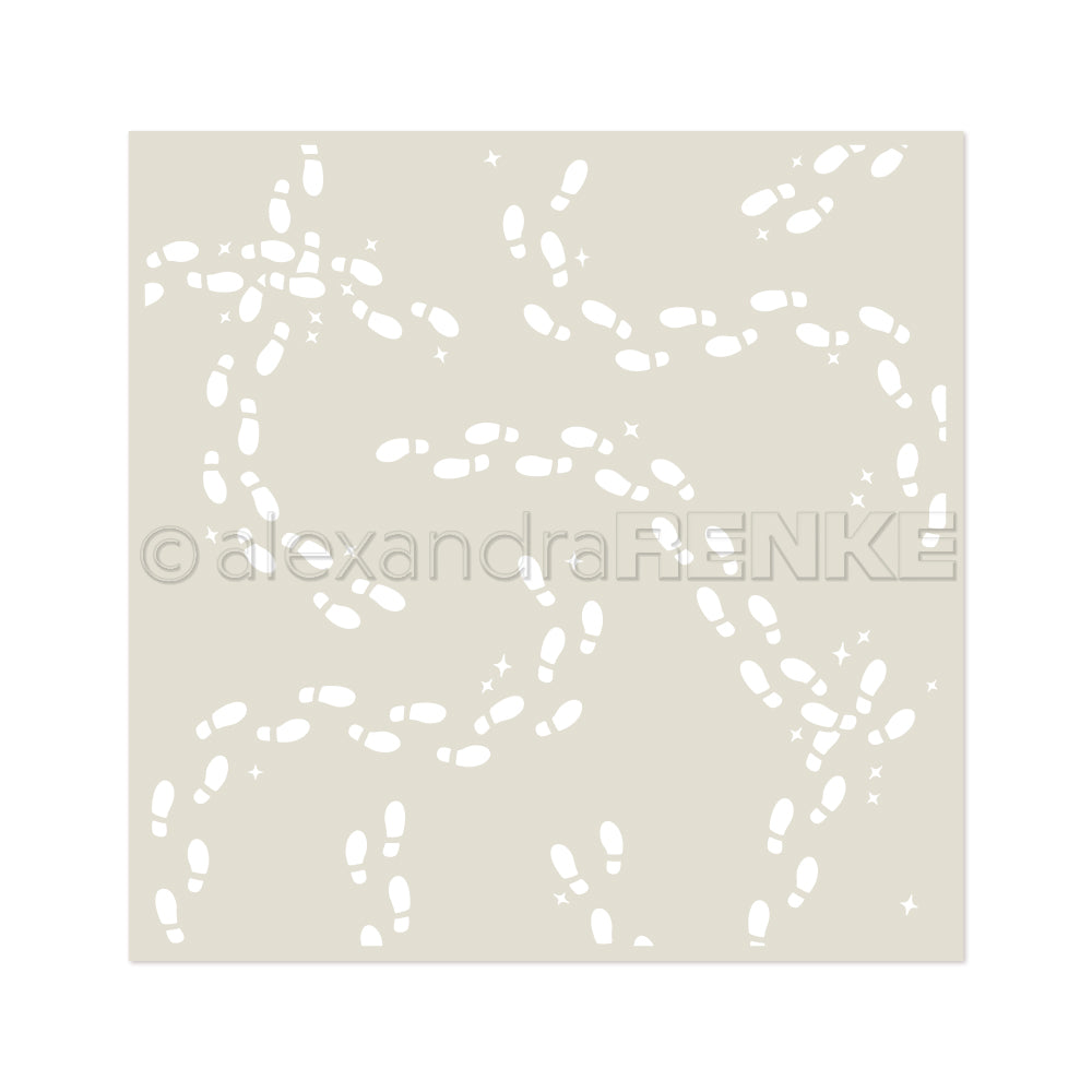 Weiße Fußabdrücke in verschiedenen Richtungen auf Beige bilden ein verspieltes Muster - ideal als Alexandra Renke wiederverwendbare Schablone Zauberhafte Wichtelspuren für Schablone Papierprojekte und kreative Bastelarbeiten.