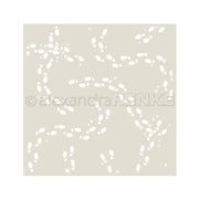 Weiße Fußabdrücke in verschiedenen Richtungen auf Beige bilden ein verspieltes Muster - ideal als Alexandra Renke wiederverwendbare Schablone Zauberhafte Wichtelspuren für Schablone Papierprojekte und kreative Bastelarbeiten.