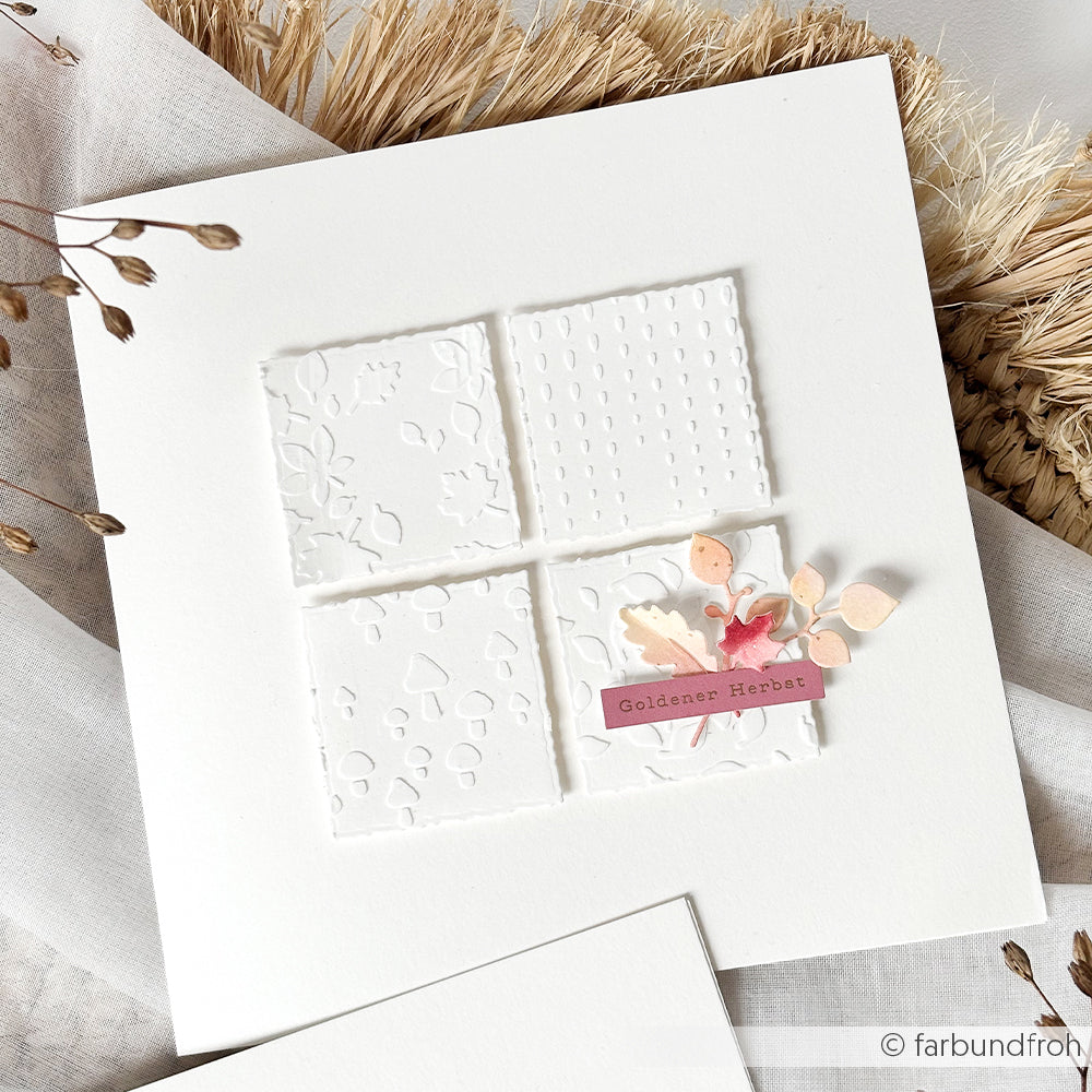 Minimalistische Karte mit vier strukturierten weißen Quadraten und Herbstblättern, auf einem mauvefarbenen Streifen mit der Aufschrift „Goldener Herbst“. Das Design wurde mit „Schablonen für Papierprojekte“ gestaltet und besticht durch dezente Details, die mit der wiederverwendbaren Schablone „Tropfenketten“ geschaffen wurden und der Karte zusätzliche Eleganz verleihen.