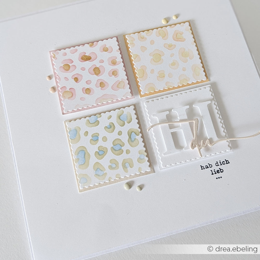 Vier pastellfarbene Quadrate mit Tiermuster, die einen dezenten Schablonen-Leopardenmuster-Effekt aufweisen, sowie ein erhabenes „HI“ auf einer weißen Karte, unter der der Schriftzug „hab dich lieb …“ aufgedruckt ist.