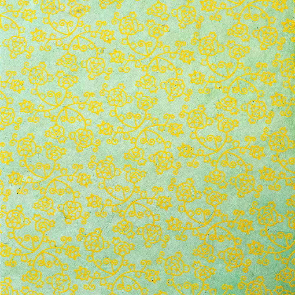 Gelbes Blumenmuster auf hellgrünem Hintergrund mit verschlungenen, sich wiederholenden Ranken- und Blumenmustern - perfektes ☆ Nepalpapier für Buchbinden oder kreative Geschenkverpackungen.