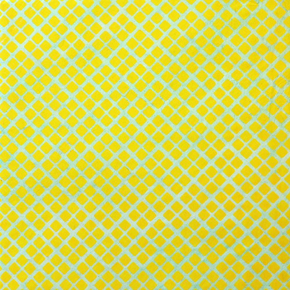 Gelbes Rautenmuster mit kleinen Quadraten auf Hellgrün - erzeugt einen geometrischen Gittereffekt. Ideal für Buchbinden oder stilvolles Geschenke Verpacken mit hochwertigem Nepalpapier von ☆.