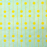 Gelbe Punkte in vertikalen Linien auf hellblauem Hintergrund bilden ein einfaches, sich wiederholendes Muster, das sich ideal zum Verpacken von Geschenken eignet oder Ihren buchbinderischen Projekten Eleganz verleiht. Hergestellt von ☆ und inspiriert von traditioneller Nepalpapier-Kunstfertigkeit.