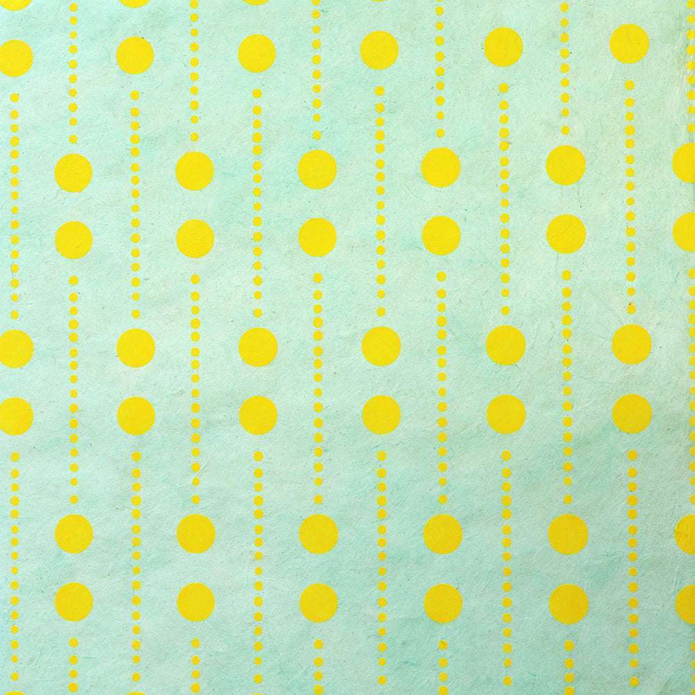 Gelbe Punkte in vertikalen Linien auf hellblauem Hintergrund bilden ein einfaches, sich wiederholendes Muster, das sich ideal zum Verpacken von Geschenken eignet oder Ihren buchbinderischen Projekten Eleganz verleiht. Hergestellt von ☆ und inspiriert von traditioneller Nepalpapier-Kunstfertigkeit.