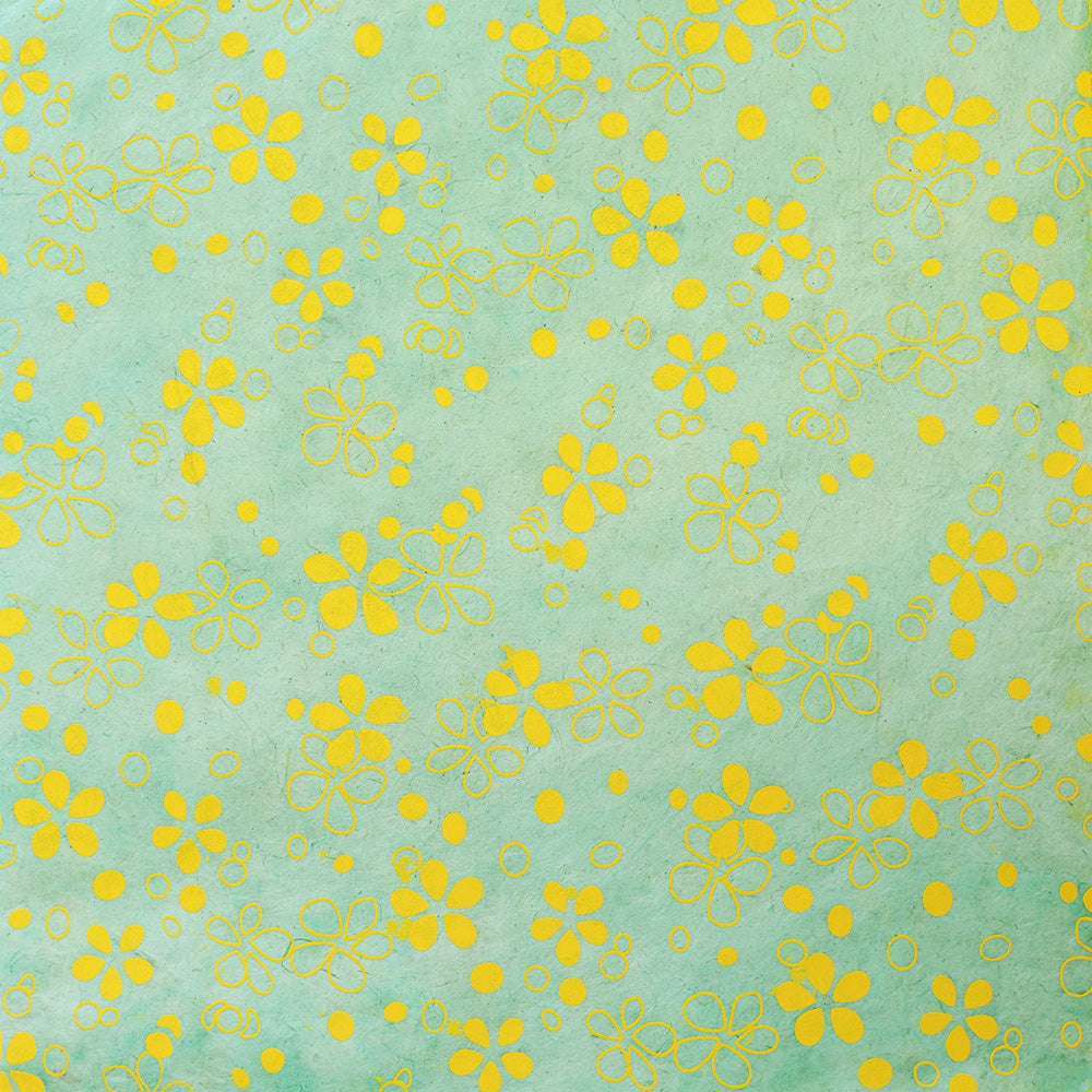 ☆ Gelbes Blumen- und Punktmuster auf hellgrünem, strukturiertem Nepalpapier - ideal für Geschenkverpackungen oder Bucheinbände.