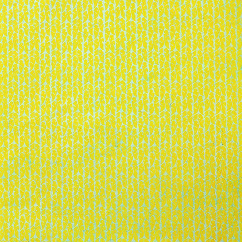 Ein helles, sich wiederholendes gelbes Blattmuster auf hellgrünem Nepalpapier von ☆-ideal für Geschenke Verpacken oder stilvolle Buchbinden-Projekte.