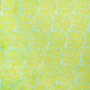 Ein gelbes Blumen- und Blattmuster ziert einen hellblauen Hintergrund aus Nepalpapier ☆, angeordnet in geometrischen Rapporten - ideal für Buchbinden oder Geschenkverpackungen.