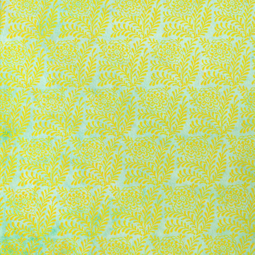 Ein gelbes Blumen- und Blattmuster ziert einen hellblauen Hintergrund aus Nepalpapier ☆, angeordnet in geometrischen Rapporten - ideal für Buchbinden oder Geschenkverpackungen.
