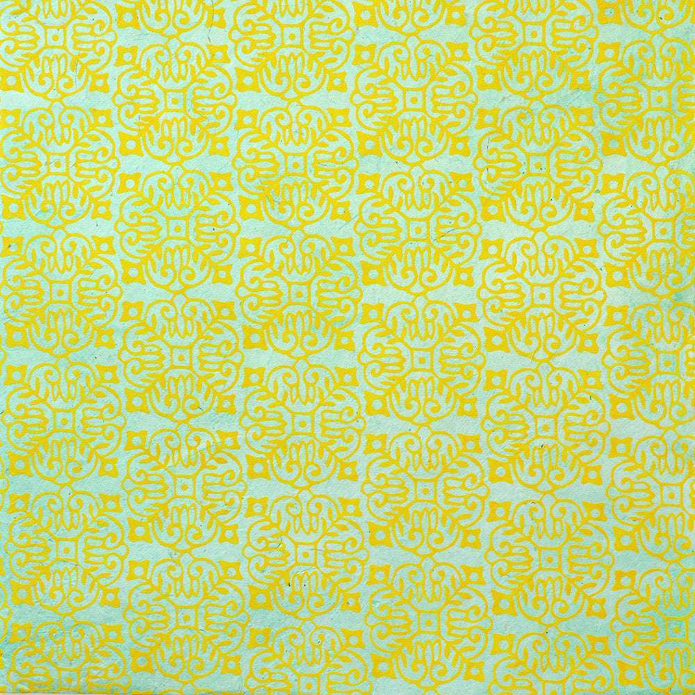 Ein gelbes verschnörkeltes geometrisches Muster auf hellblauem Nepalpapier von ☆, das sich vertikal und horizontal wiederholt - perfekt für kreative Buchbinden oder Geschenke verpacken.