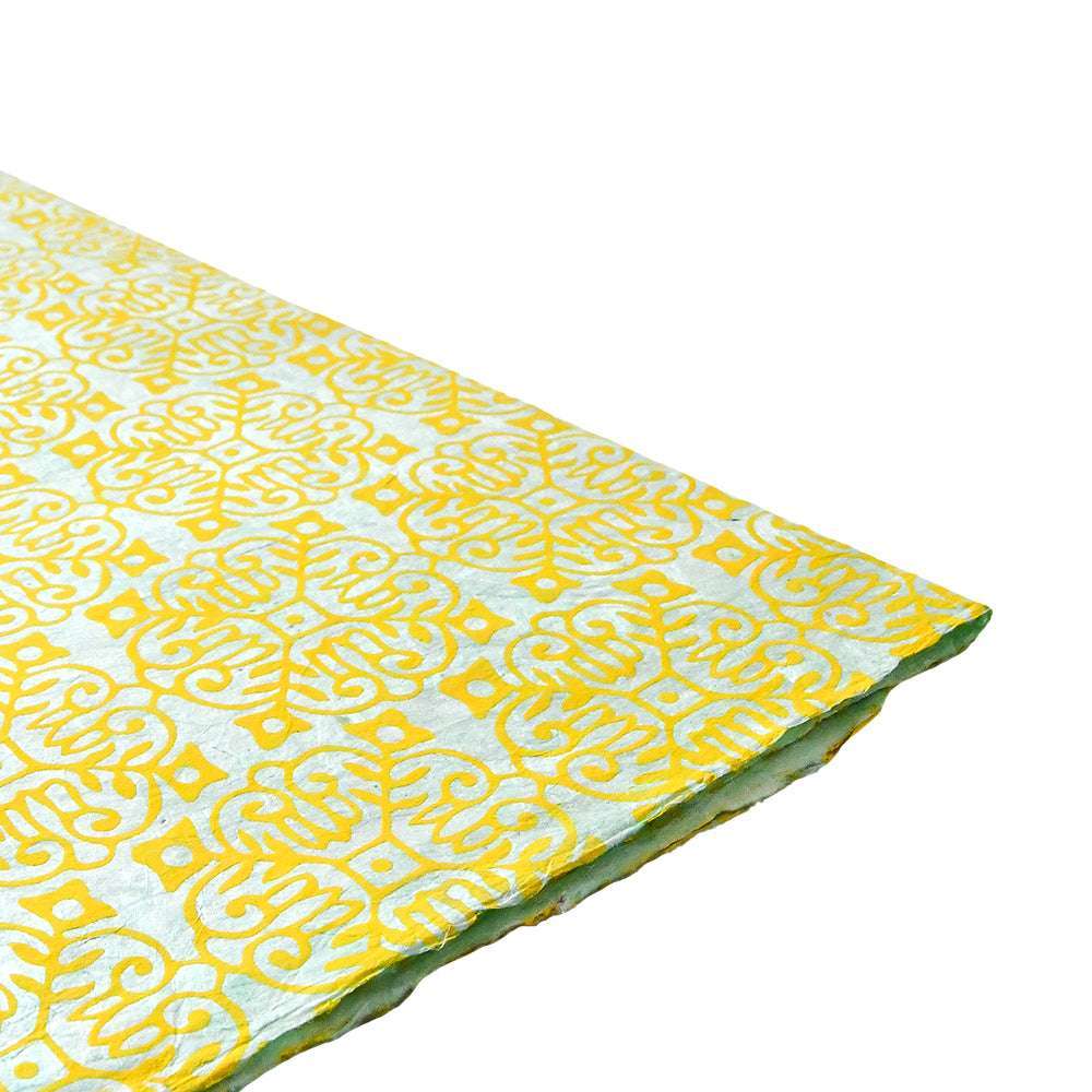 Gelb und weiß gemusterter Stoff von ☆, flach auf weißem Hintergrund gelegt. Mit einem "orientalischen Muster", das an Nepalpapier erinnert - perfekt für Geschenkverpackungen oder dekorative Akzente.