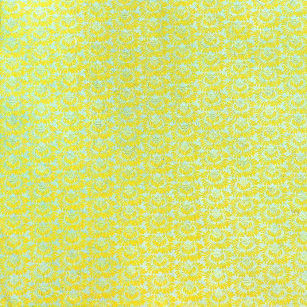 Die gelb und grün gemusterte Nepalpapiertapete von ☆ zeigt ein sich wiederholendes, kreisförmiges Blumenmuster - ideal für Buchbinden oder kreative Geschenke Verpacken.