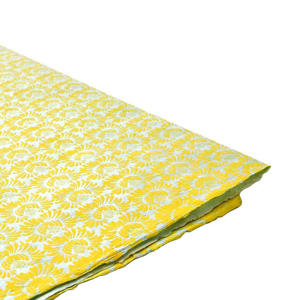 Gelbe und weiße Nepalpapierbögen mit Blumenmuster von ☆, gestapelt und leicht ausgebreitet auf weißem Hintergrund - ideal für Buchbinden oder Geschenke Verpacken mit einzigartigem Touch.