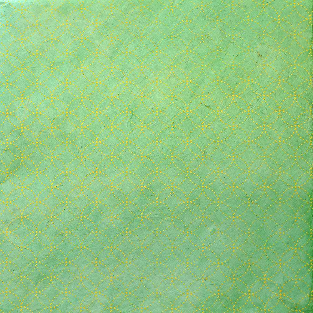 Grüne Oberfläche mit dezentem gelben Rautengitter, perfekt für Buchbinden oder als einzigartiges Nepalpapier für Geschenke Verpacken. Von ☆.