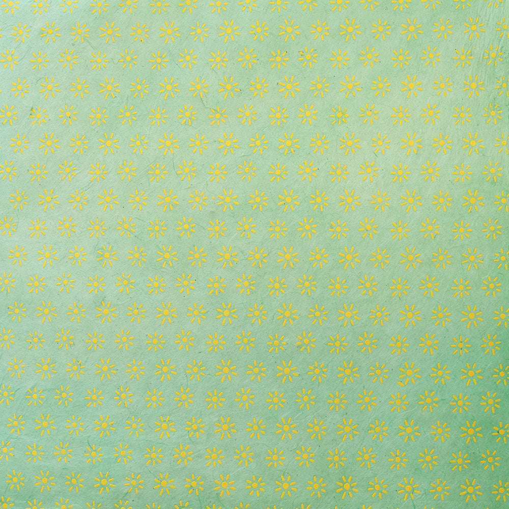Aquafarbener Hintergrund mit einem sich wiederholenden Muster aus kleinen gelben Blumen, perfekt für Geschenkverpackungen oder zum Buchbinden. Hergestellt auf hochwertigem nepalesischem Papier von ☆ für eine elegante, charmante Note.