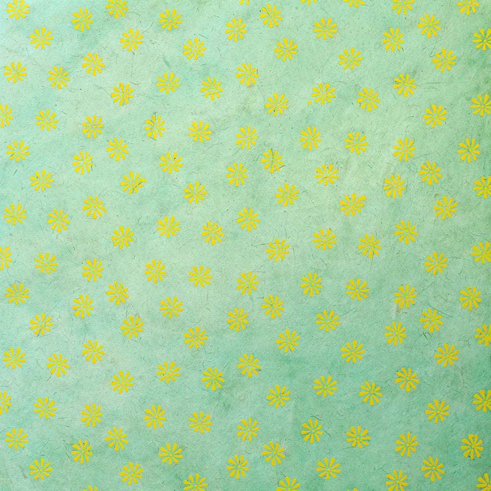 Grüner Hintergrund mit einem sich wiederholenden Muster aus kleinen gelben Blumenformen, perfekt zum ☆ Buchbinden oder zum Verpacken von Geschenken mit schönem Nepalpapier.