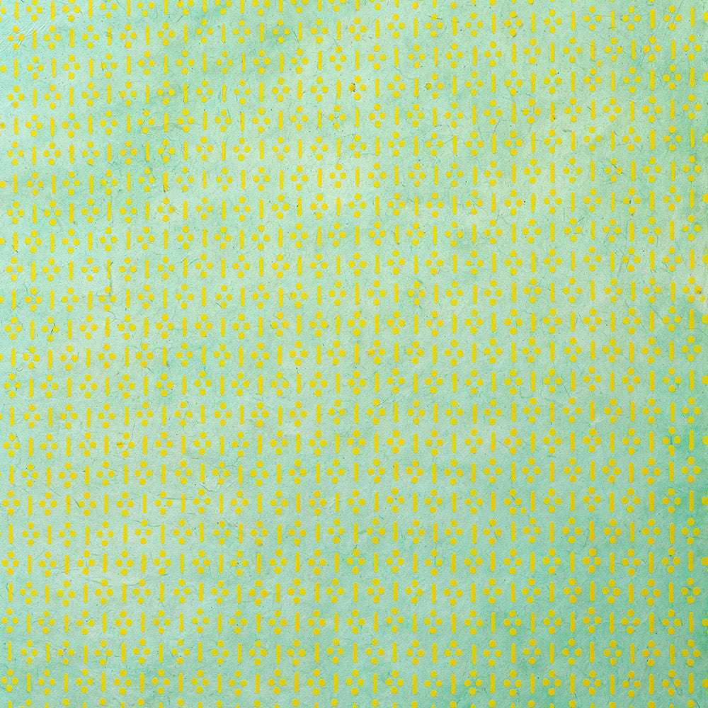 ☆ Texturiertes hellblau-grünes Nepalpapier mit gelbem Blumenmuster - perfekt für Buchbinden oder stilvolle Geschenkverpackungen.