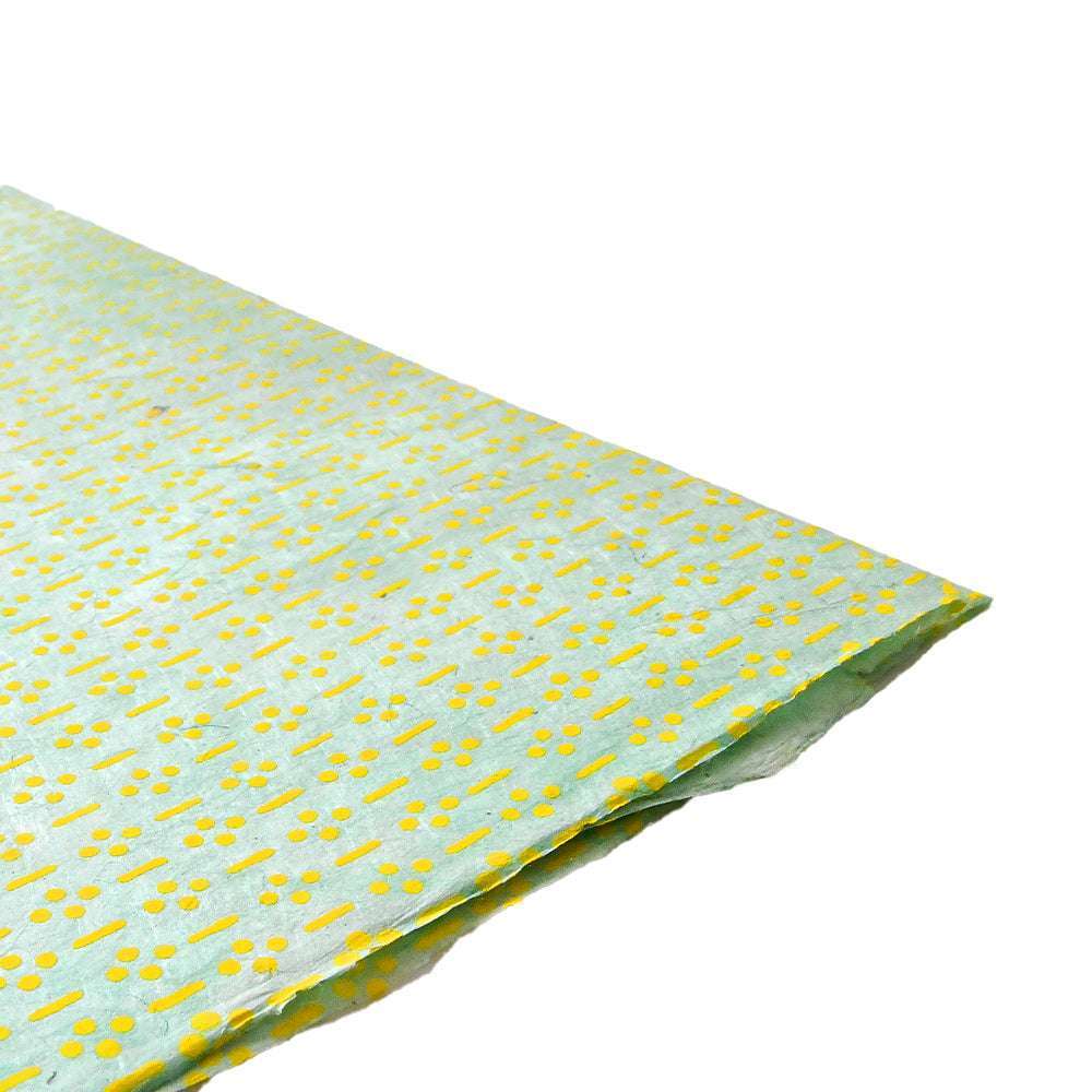 ☆ hellblaues Nepalpapier mit gelbem Blumenmuster, ideal für Geschenkverpackungen, schräg auf weißem Hintergrund abgebildet.