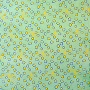 Grüner Hintergrund mit sich wiederholenden gelben und blauen Blumenmustern in einem symmetrischen, wirbelnden Design - perfekt für Buchbinden oder elegantes Nepalpapier für Geschenke Verpacken. Marke: ☆.