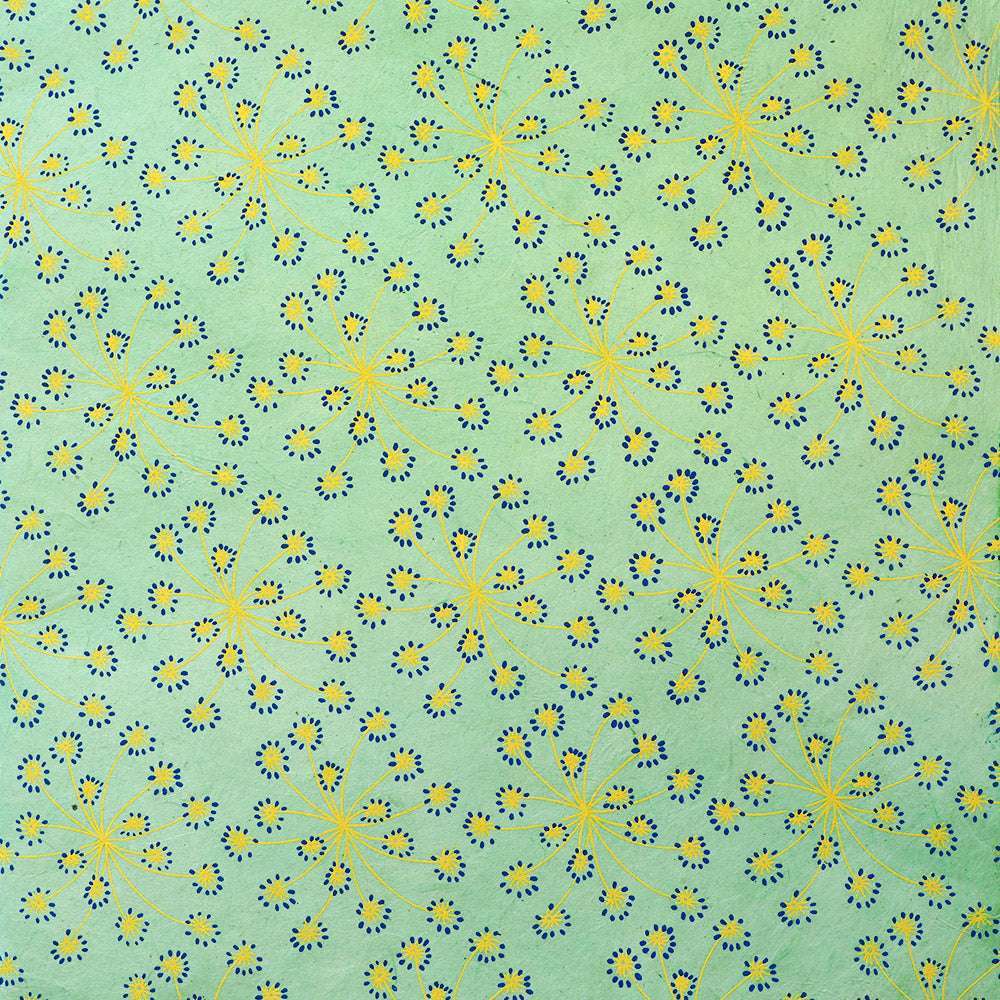 Grüner Hintergrund mit sich wiederholenden gelben und blauen Blumenmustern in einem symmetrischen, wirbelnden Design - perfekt für Buchbinden oder elegantes Nepalpapier für Geschenke Verpacken. Marke: ☆.